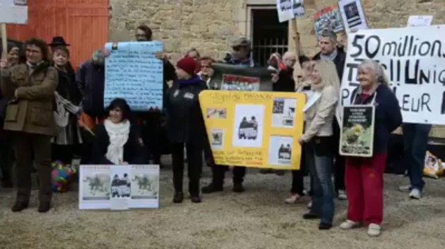 Manif des anti fourrure à Pluneret