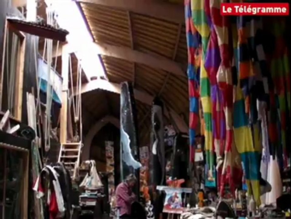 Beuzec-Cap-Sizun. Il vit depuis trois ans dans une maison en  forme de bateau retourné