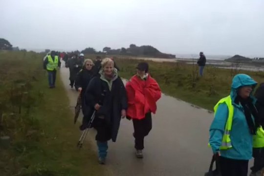 Rando Bretagne : 200 marcheurs sous la pluie à Carantec