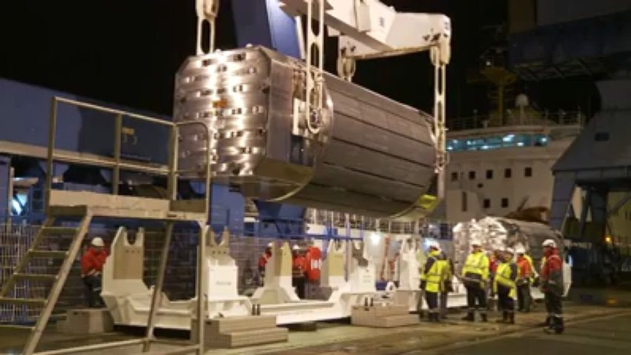Cherbourg. Chargement des emballages de Mox à bord d'un navire pour le Japon