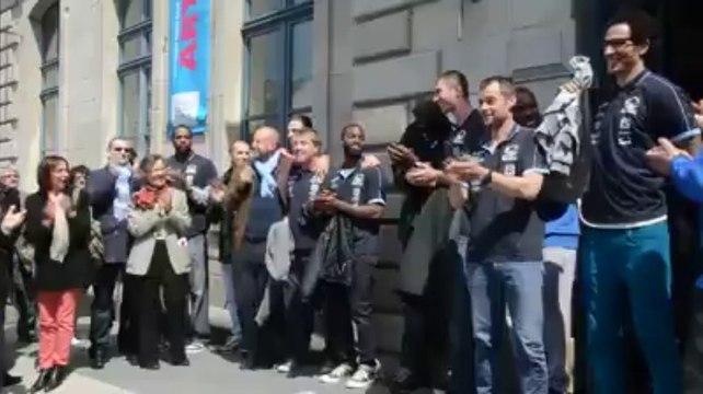 Saint-Brieuc. L'accession du club de basket en N1 fêtée devant la mairie
