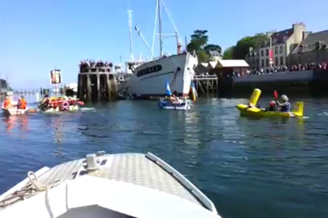 Douarnenez. Régate de bateaux en carton