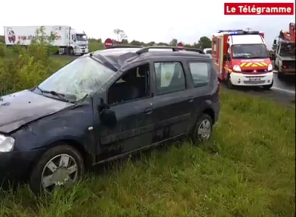 Carhaix. Tonneau sur l'échangeur