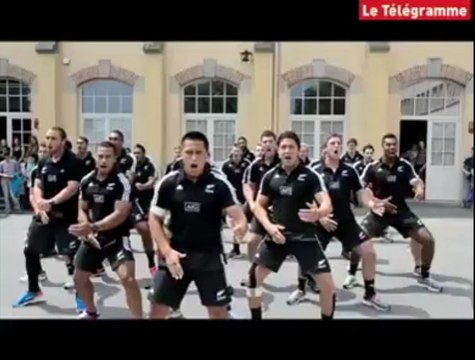 Vannes. Le Haka des Baby Black face aux collégiens vannetais