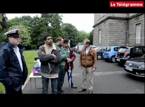 Saint-Brieuc. Des pères rassemblés devant le palais de justice