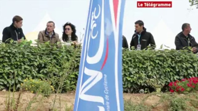 Lannilis (29). La compagne d'un coureur vend des crêpes près du ribin