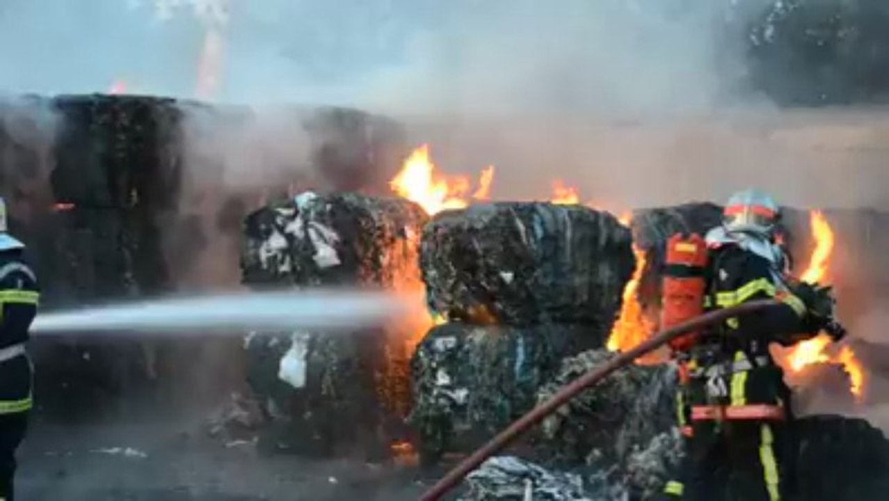 Pont-l'Abbé. Incendie derrière le Centre Leclerc