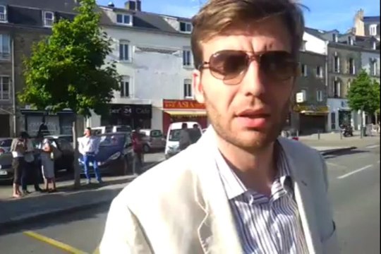 Vannes : les Veilleurs devant la préfecture