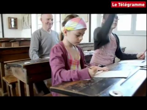 Saint-Nicolas-du-Pélem. Dictée à l'ancienne au musée de l'école rurale