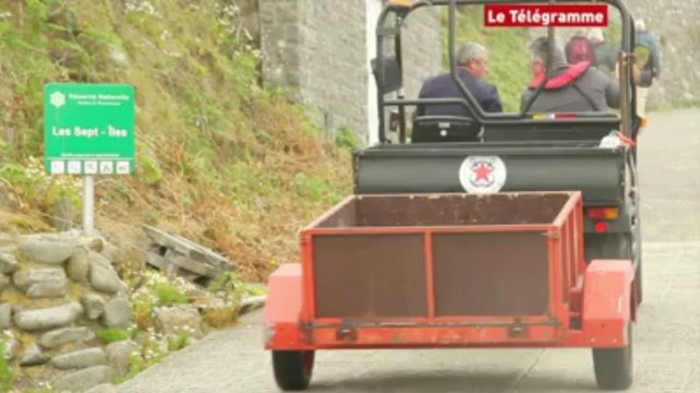 Perros-Guirec (22). On refait l'étanchéité du phare des Sept-Iles
