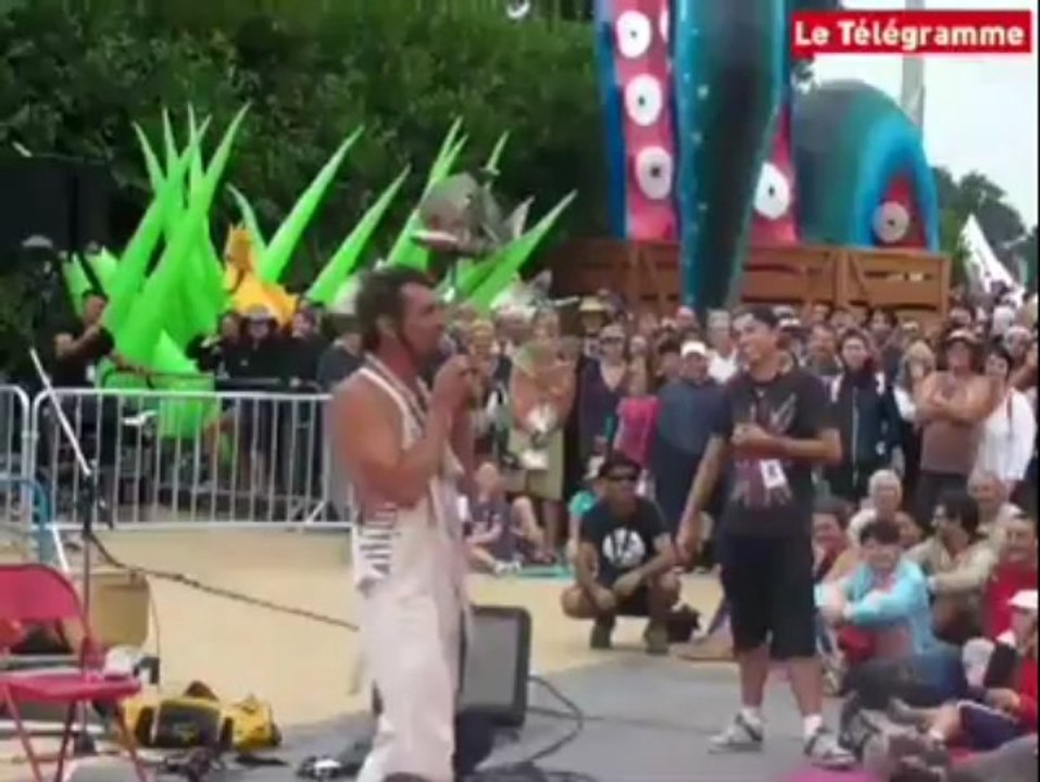 Vieilles Charrues. Acrobates strip-teaseurs, roue de la mort et guitariste bavard...