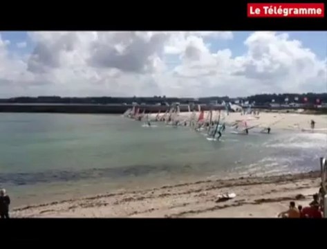Saint-Pol-de-Léon. Départ du tourduf Windsurf !