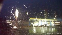 Gros orage et foudre qui tombe sur une station essence en Allemagne. Impressionnant...
