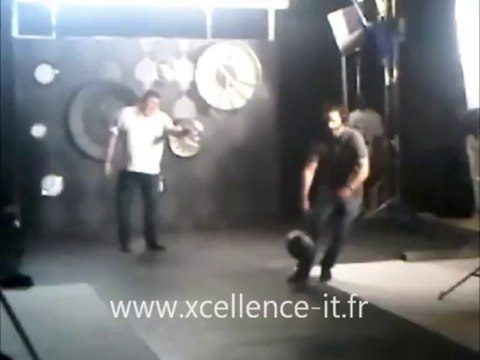 Pierre Ménès fait 4 jongles