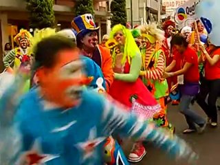 500 клоунов прошлись парадом по улицам Мехико
