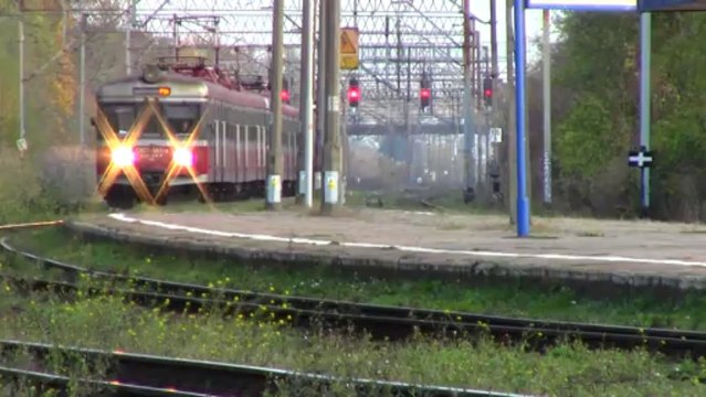 Duet EN57 983 i EN57 755 przez Poznań Starołęka