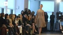 Em Nova York, Calvin Klein adianta moda feminina do próximo outono.
