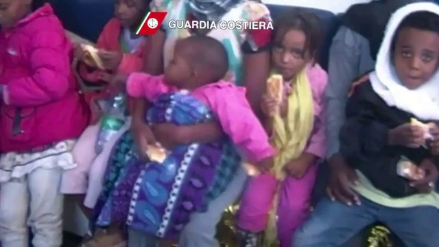 Lampedusa (AG) - Sbarco di migranti (24.10.13)