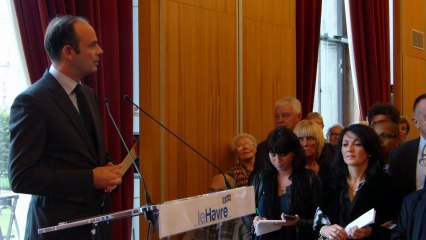 Edouard Philippe intervient lors de la remise de la légion d'honneur à Daniel Paul