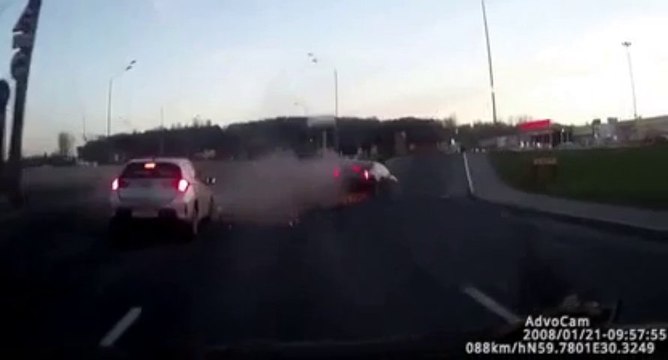 Accident de voiture de dingue... La prochaine fois il respectera les distances de sécurité lui!