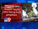 Seemandhra leaders meet Governor Narasimhan in AP bhavan