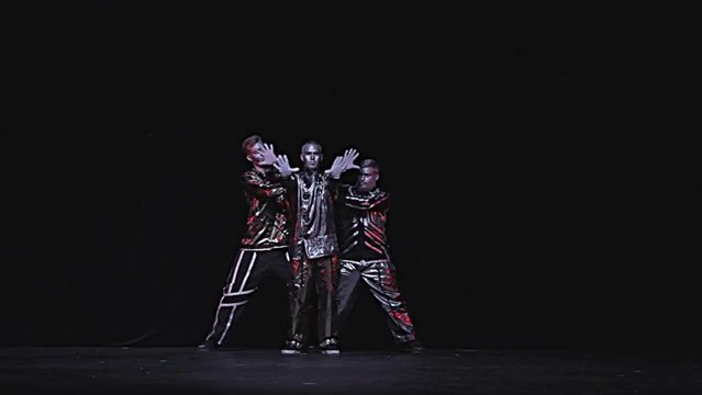 Dance du robot par RobotBoys et Poppin John