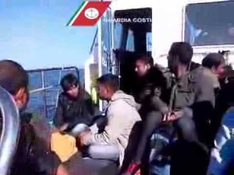 Bari - Soccorso barcone di migranti in avaria al largo di Leuca (25.10.13)