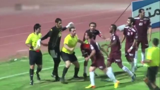 Un arbitre frappe des joueurs à coups de poing et de pied en plein match