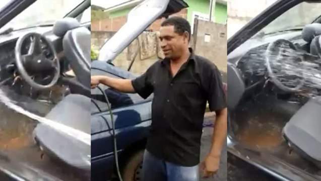Il lave l'intérieur de sa voiture au jet d'eau