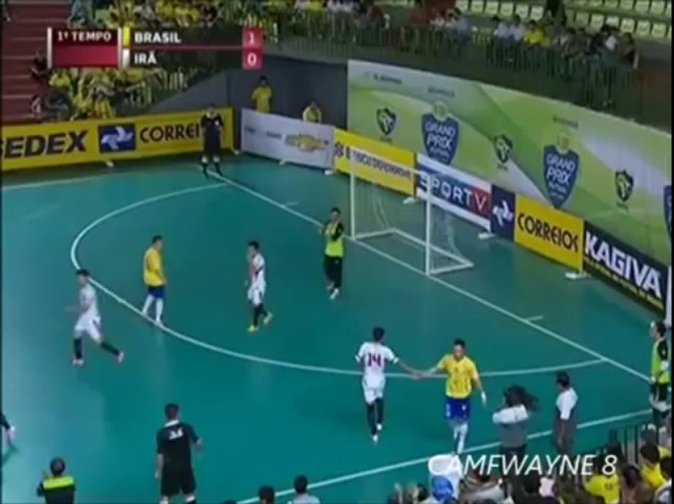 Le Falcao du foot en salle réalise un geste admirable