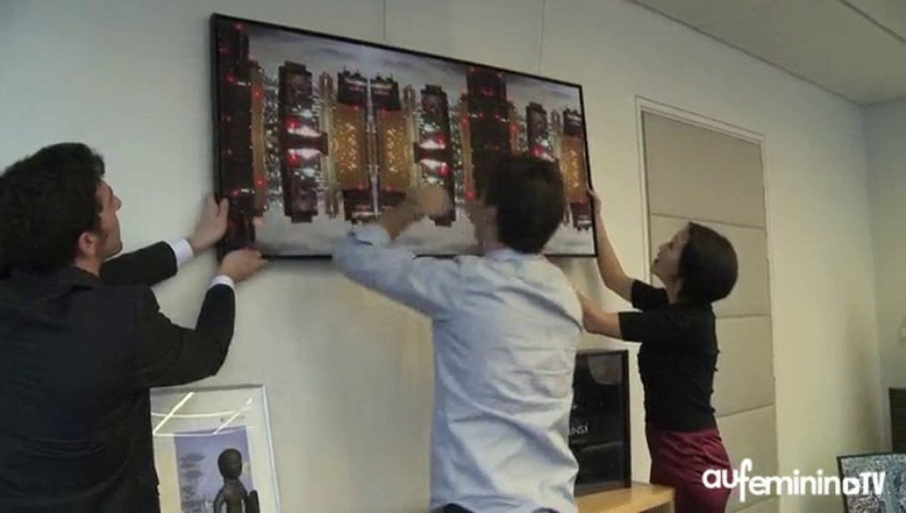 Reportage Aufeminin.com : Accrochage des photos de Maxime Bruno, lauréat du concours photos "Métropoles", dans le bureau de la ministre Fleur Pellerin