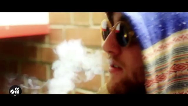 Mac Miller pose un freestyle dans les coulisses de son concert à Bercy