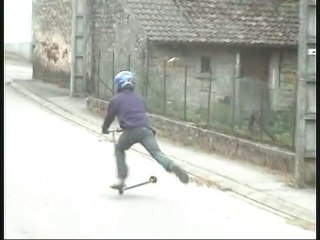 chute en trotinette évitée de justesse  !!!  lol