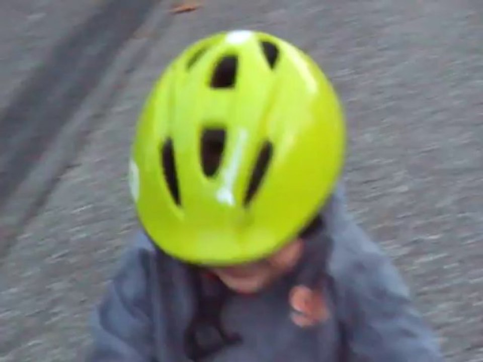 Célian fait du velo sans roulettes - 4 ans 1/2