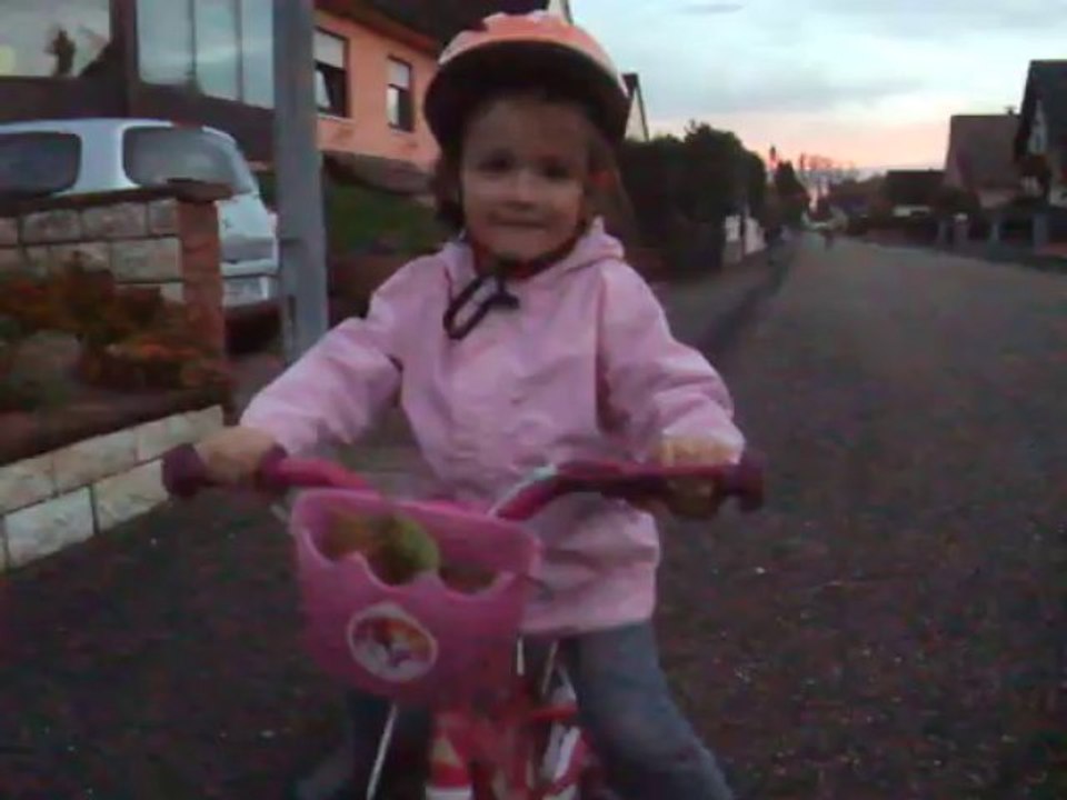 Isis fait du velo sans roulettes - 4 ans 1/2