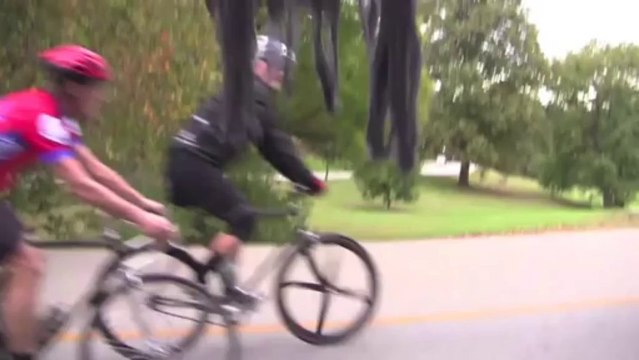 Un démon volant dans le parc... Caméra cachée pour HALLOWEEN.