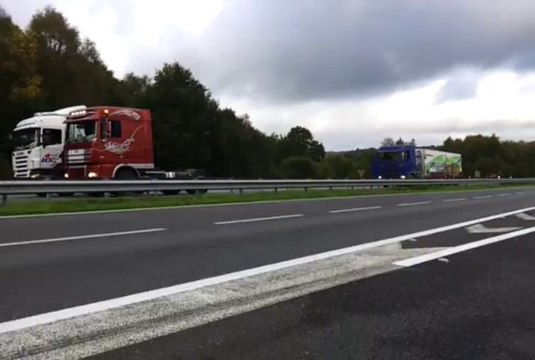 Ecotaxe. Pont-de-Buis : le convoi sur la RN165 en direction du portique