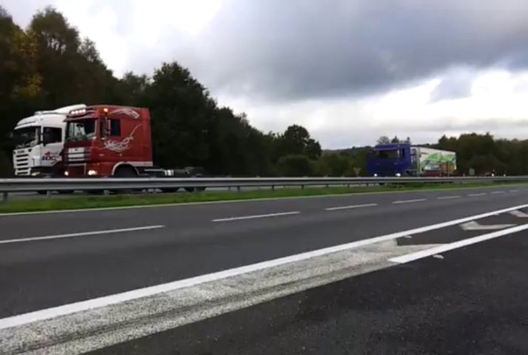 Ecotaxe. Pont-de-Buis : le convoi sur la RN165 en direction du portique