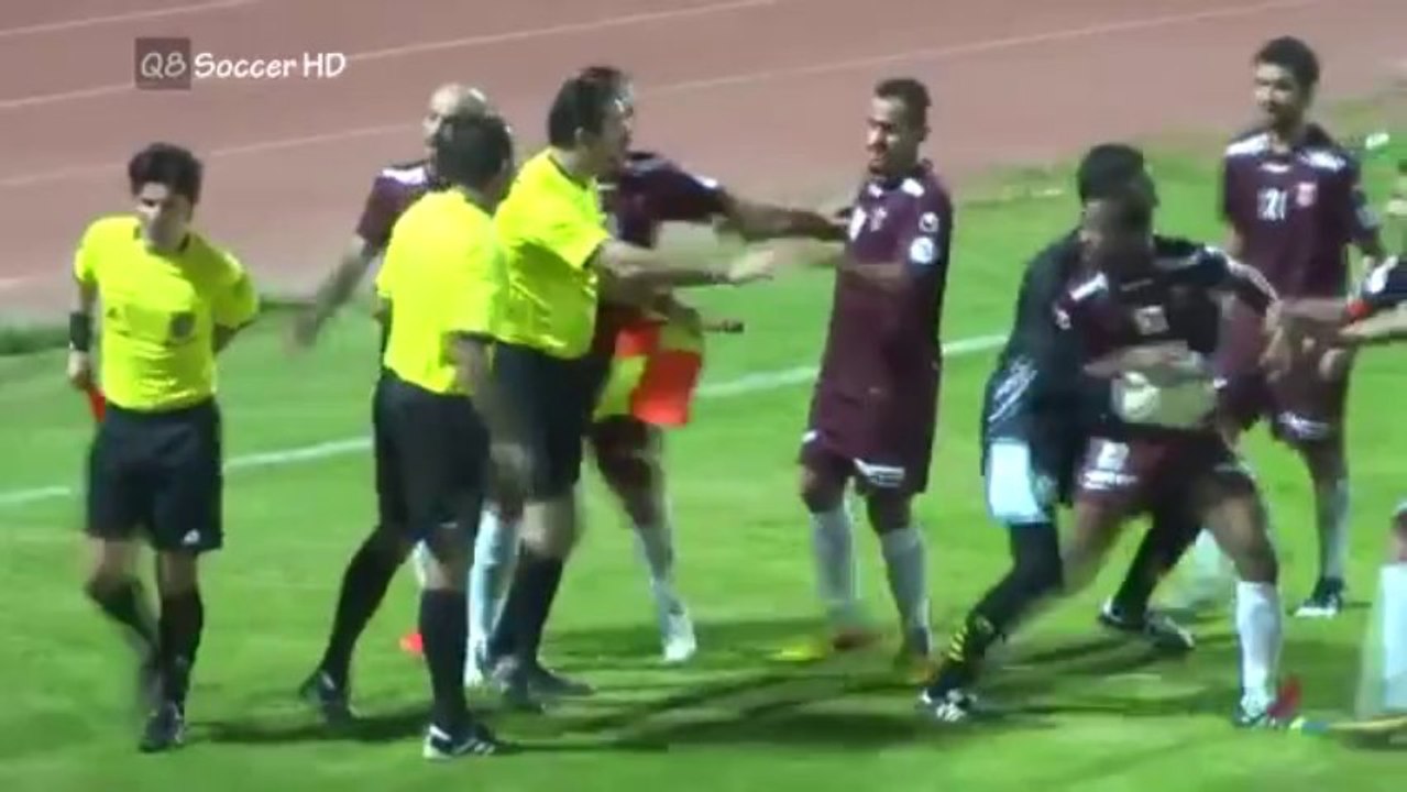 L'arbitre distribue les cartes rouges... et les coups