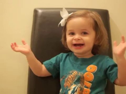 Une petite fille a un message d'anniversaire pour son papa