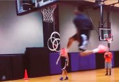 Gerald Green passe un impressionnant dunk entre les jambe sen toute facilité