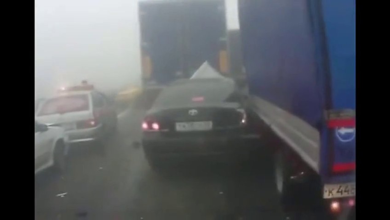 Gros carambolage sur une autoroute russe... Merci le brouillard!