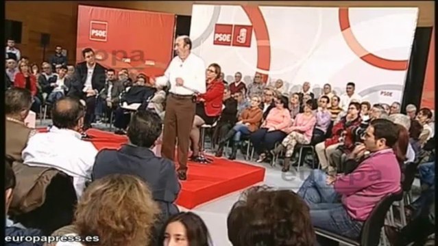 Rubalcaba pide a Rajoy respeto para los pensionistas