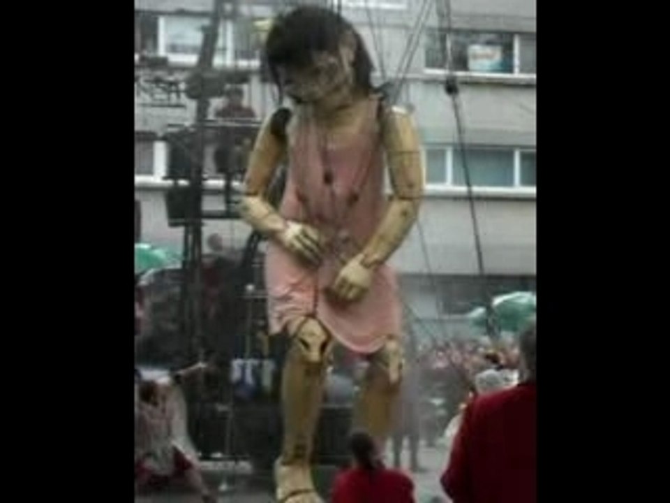 La douche de la petite géante