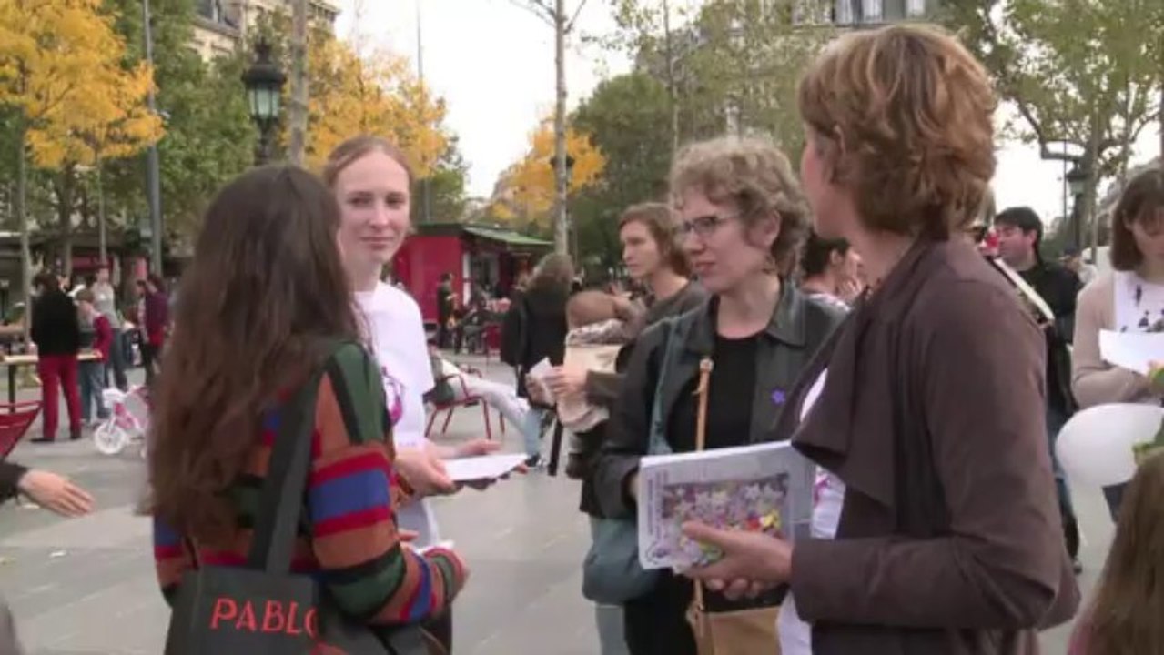Rassemblement à Paris pour défendre l'accouchement à domicile