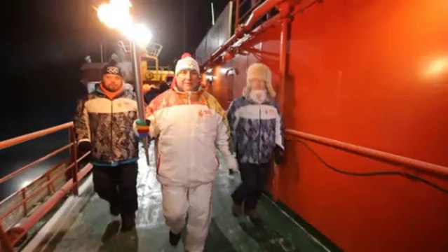 Russia takes Olympic torch to North Pole