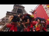 Activista de Greenpeace se suspende de la torre Eiffel en protesta contra Rusia