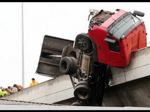 Driver survives a 20 meters fall after his truck flipped on a freeway overpass