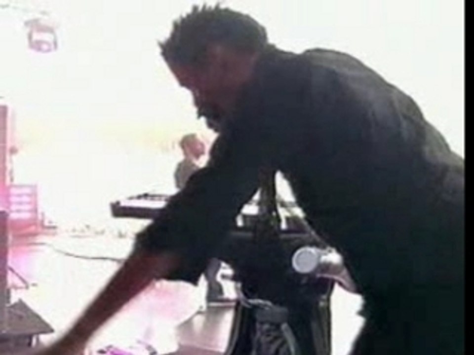 Muse - feeling good (live@pinkpop2002)