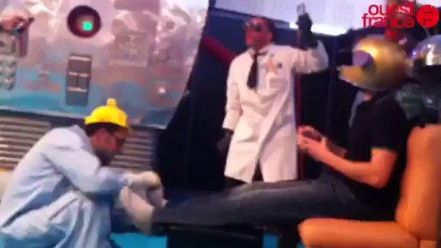 OTOR 3000 machine à dédicacer - L'engin fait sensation au festival Quai des Bulles